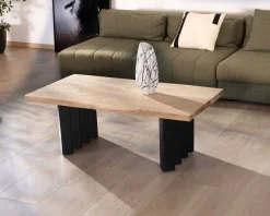 Table de salon design en acacia naturel et pieds métal plissés 