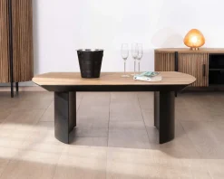 Table de salon en teck recyclé et pieds demi sphère en métal noir "Troms" 120 cm