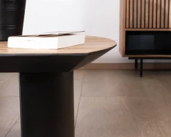 Table de salon en teck recyclé et pieds demi sphère en métal noir "Troms" 120 cm