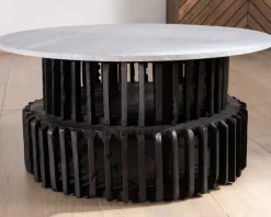 Table de salon ronde en bois recyclé et plateau en pierre claire 