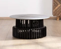 Table de salon ronde en bois recyclé et plateau en pierre claire 