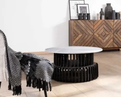 Table de salon ronde en bois recyclé et plateau en pierre claire 
