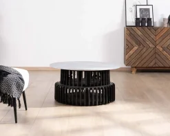 Table de salon ronde en bois recyclé et plateau en pierre claire 