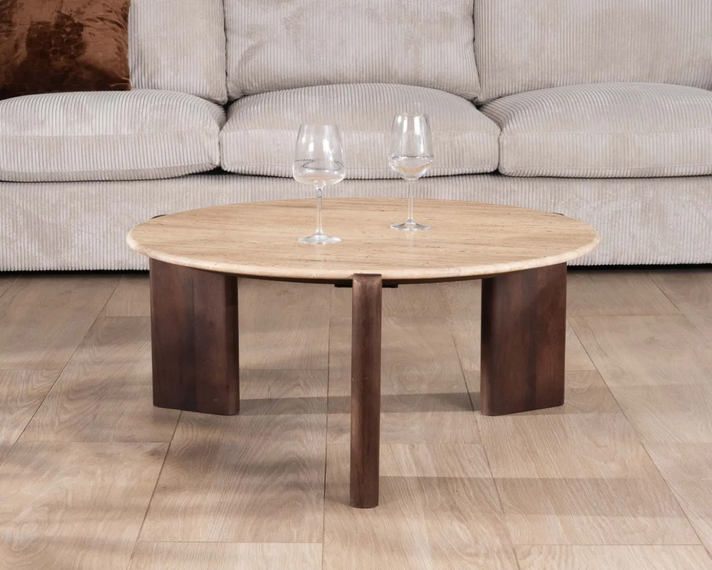 Table de salon ronde en travertin et manguier "Archipel" 90 cm