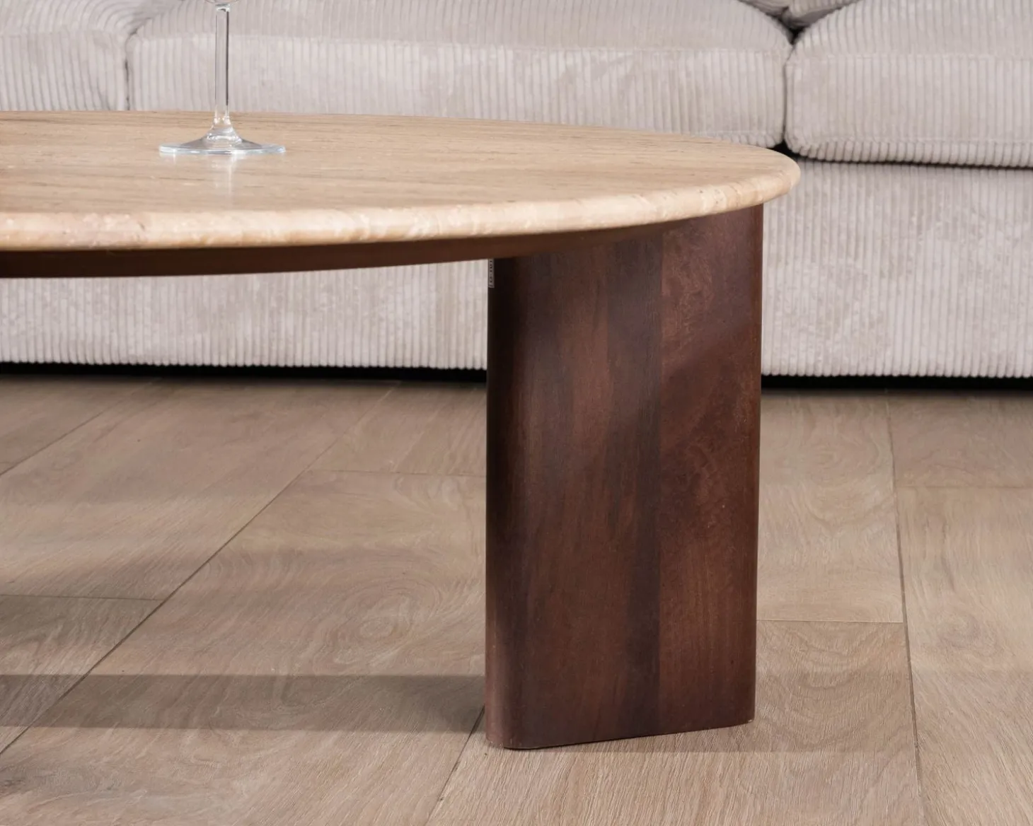 Table de salon ronde en travertin et manguier "Archipel" 90 cm