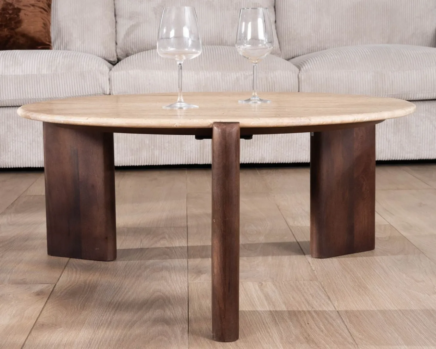 Table de salon ronde en travertin et manguier "Archipel" 90 cm