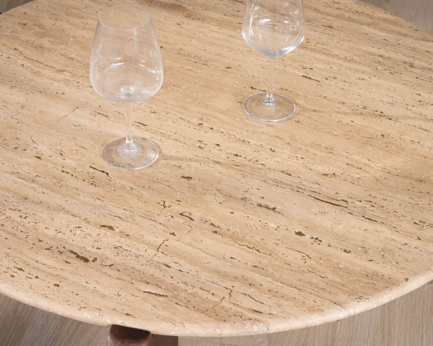 Table de salon ronde en travertin et manguier "Archipel" 90 cm