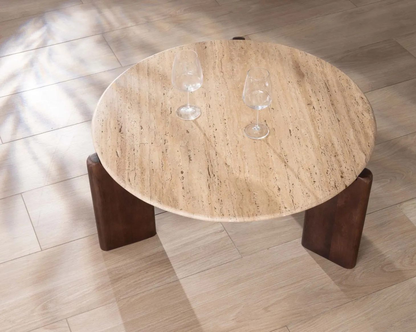 Table de salon ronde en travertin et manguier "Archipel" 90 cm