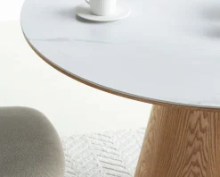Table ronde 120 cm plateau céramique blanc effet marbre "Oria" piètement aspect chêne