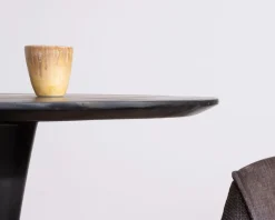 Table ronde esprit bistrot en manguier noir et pied tulipe 