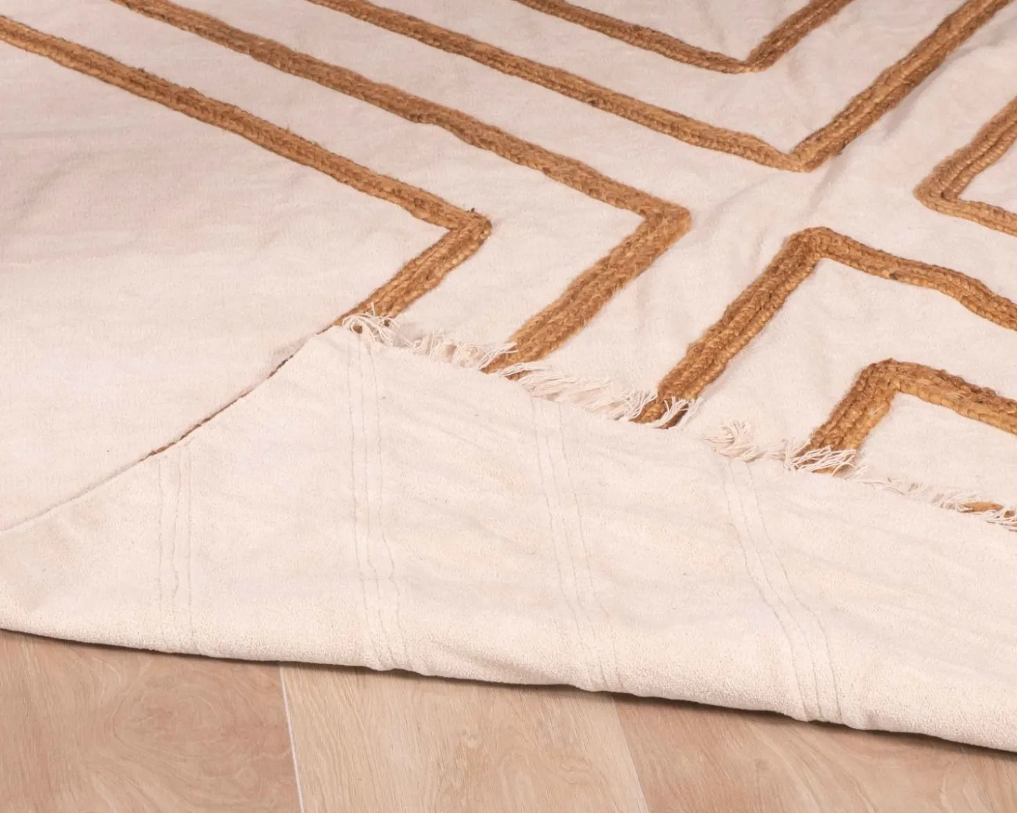 Tapis beige en coton orné de jute tressée 120 x 180 cm "Ethnic"