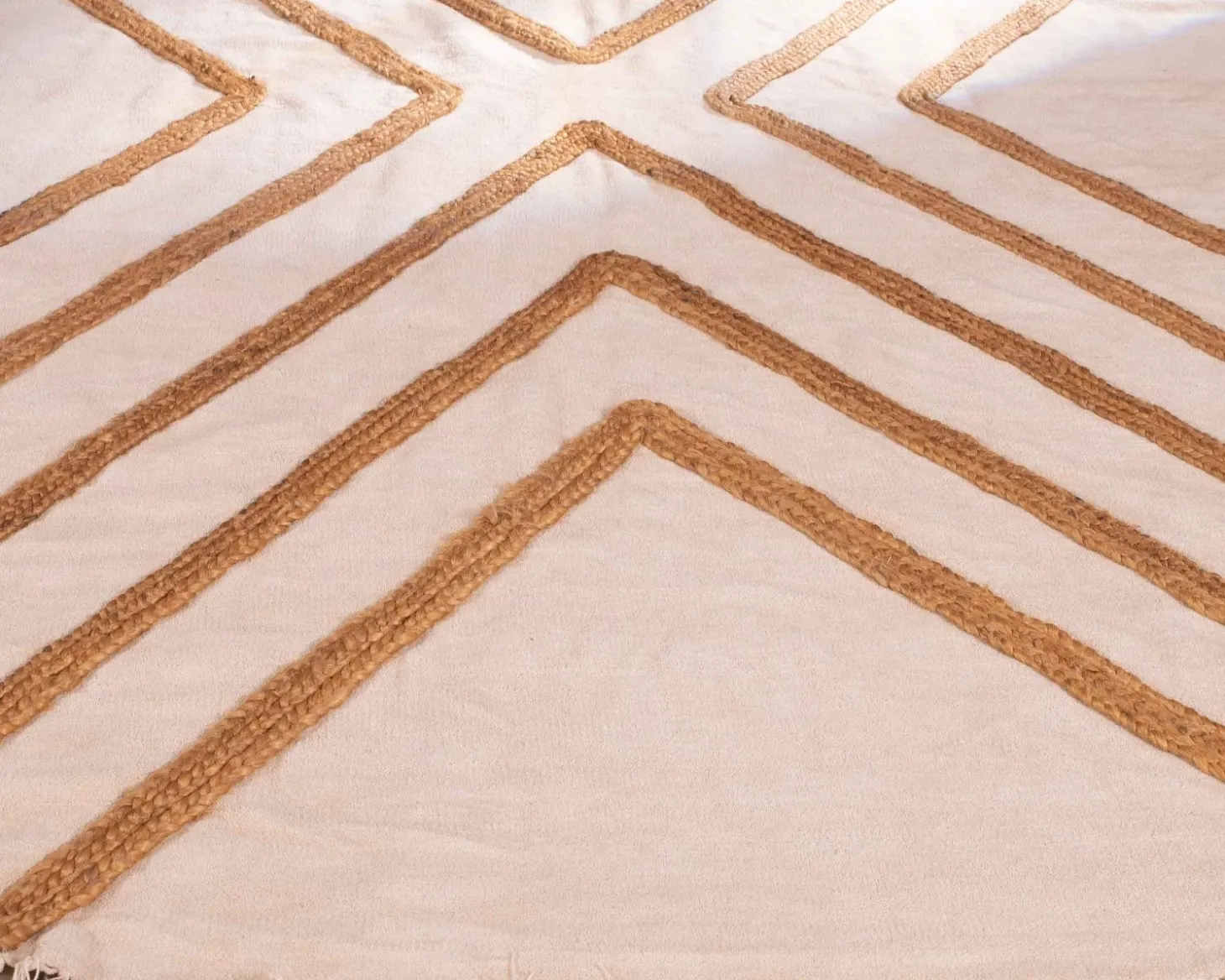 Tapis beige en coton orné de jute tressée 120 x 180 cm "Ethnic"