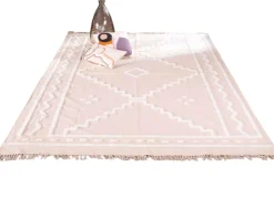 Tapis beige tissé main et motifs brodés blancs 
