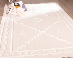 Tapis beige tissé main et motifs brodés blancs 