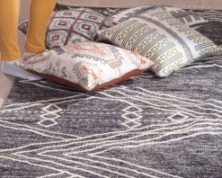 Tapis en laine et coton noir motif ethnique 