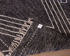 Tapis en laine et coton noir motif ethnique 