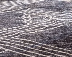 Tapis en laine et coton noir motif ethnique 