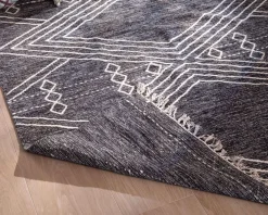 Tapis en laine et coton noir motif ethnique 