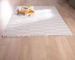 Tapis rayé bleu clair et crème 