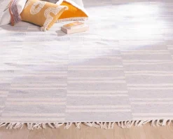 Tapis rayé bleu clair et crème 