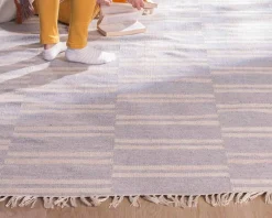 Tapis rayé bleu clair et crème 