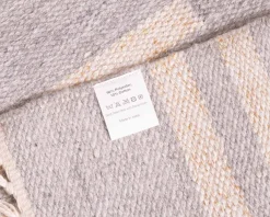 Tapis rayé bleu clair et crème 