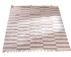 Tapis rectangulaire blanc avec franges et rayures bleues 