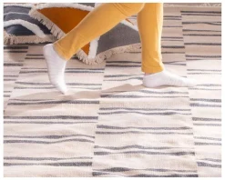 Tapis rectangulaire blanc avec franges et rayures bleues 