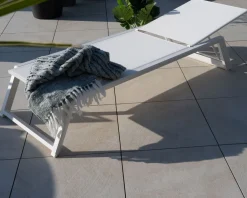 Transat blanc design épuré en aluminium et textilène "Campobello"