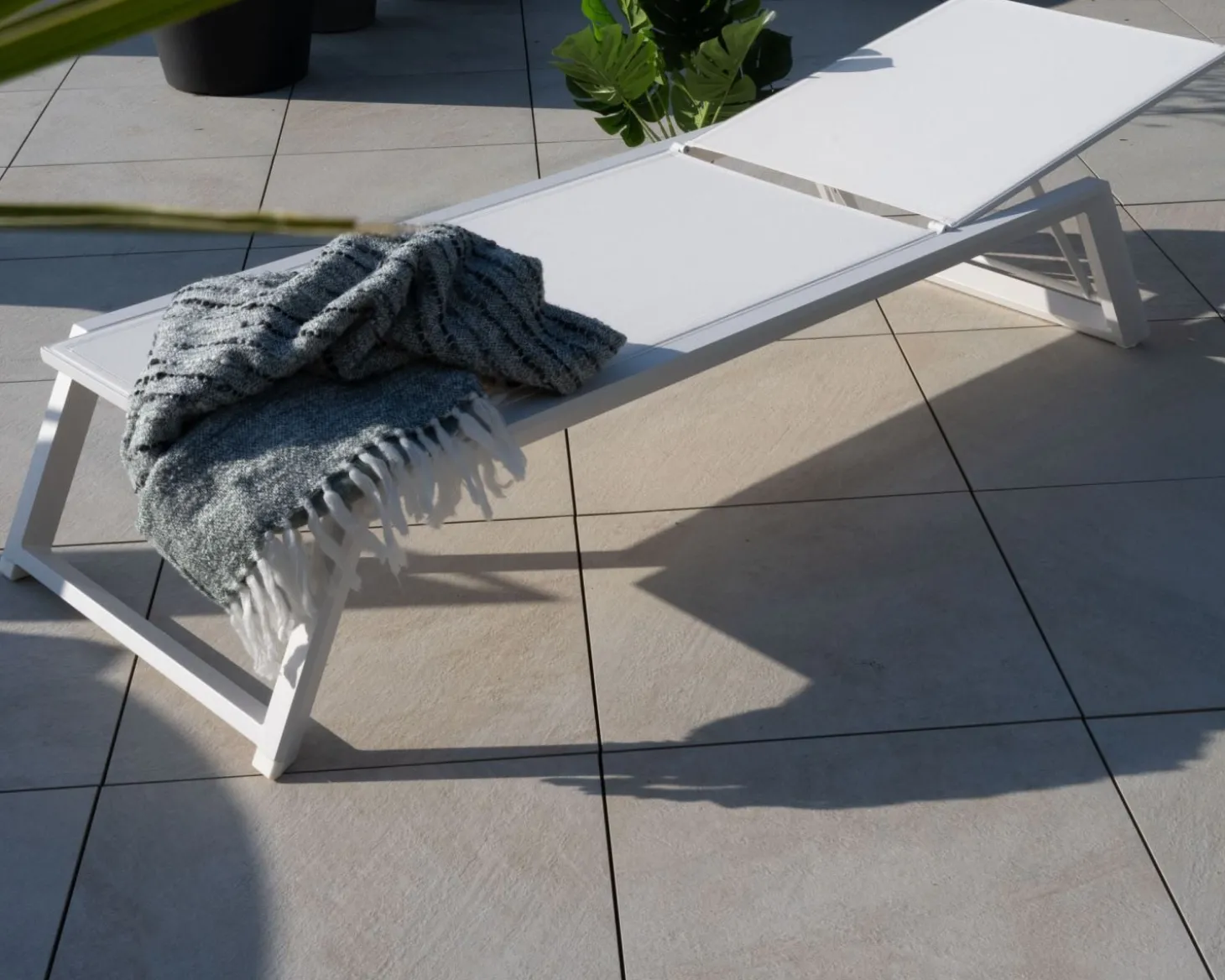 Transat blanc design épuré en aluminium et textilène "Campobello"