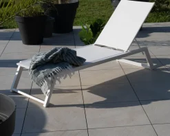 Transat blanc design épuré en aluminium et textilène