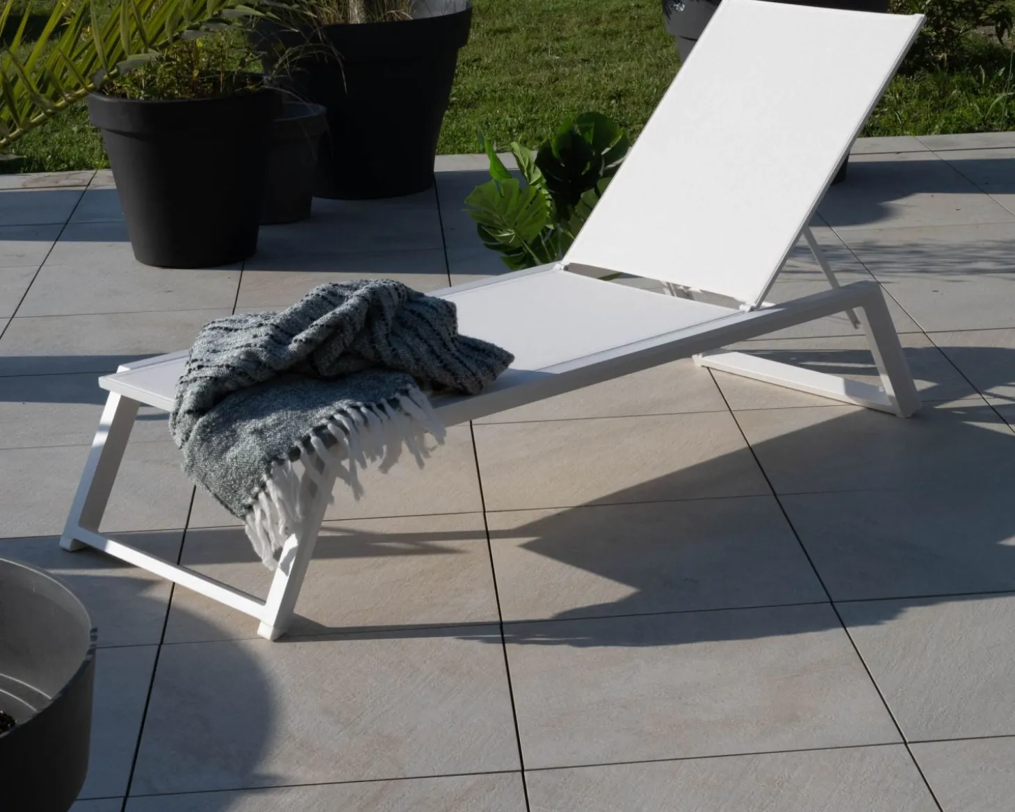 Transat blanc design épuré en aluminium et textilène "Campobello"