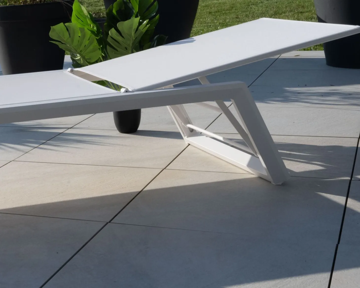 Transat blanc design épuré en aluminium et textilène "Campobello"