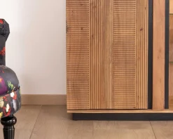Vaisselier contemporain acacia et liserés noirs "Lumino" niches avec étagères vitrée et éclairage LED