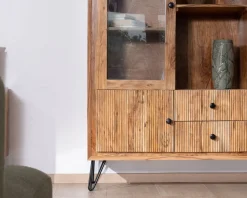 Vaisselier rétro en acacia et pieds métal "Wendy" avec façades gaufrées et portes vitrées